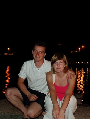 S přítelkyní na dovolené.<br />Nikon D50, int. blesk, samospoušť.