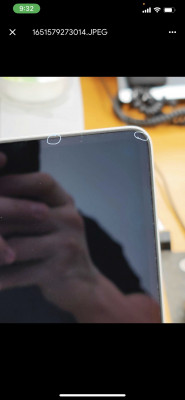 Na prvom obrazku mi uz ten laptop &quot;ocistili&quot; ale stale tam vidiet tie pasiky na rame obrazovky a teda je jasne, ze to asi smuhy nebudu